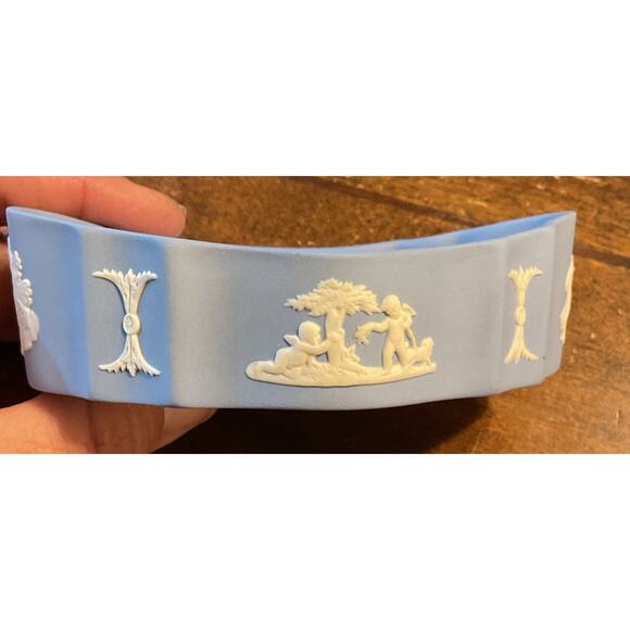 WEDGEWOOD BLUE JASPERWARE SCALLOPED OVAL LID TRINKET BOX /MARKED - Picture 7 of 11